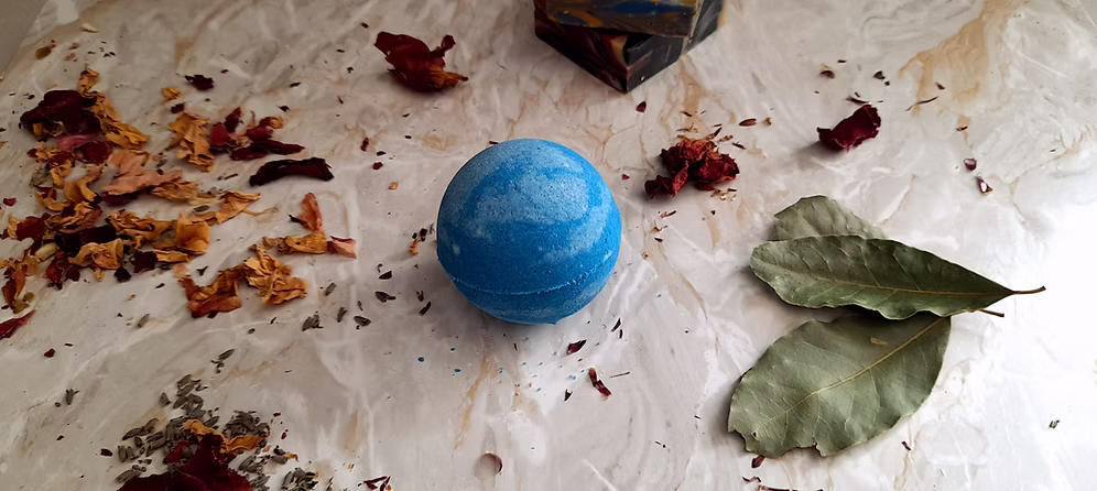 Uranus Bubble Bath Bomb Eucalyptus & Peppermint 150g - Image 2
