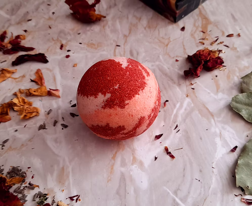 Venus Bubble Bath Bomb Ylang Ylang & Lemon 150g - Image 2